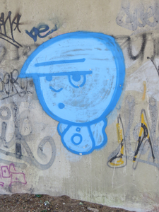 829536 Afbeelding van graffiti met een blauw figuurtje met een grote kuif, op een pijler onder het viaduct van de A27 ...